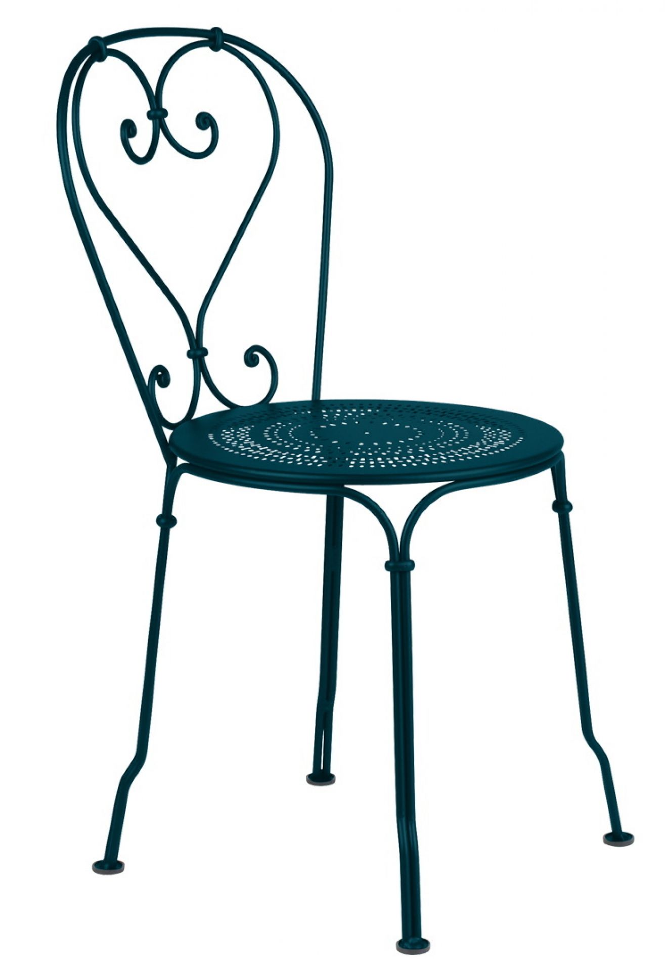 Blauer 1900 Stuhl von Fermob für den Außenbereich mit filigranem, herzförmigem Rückendesign.